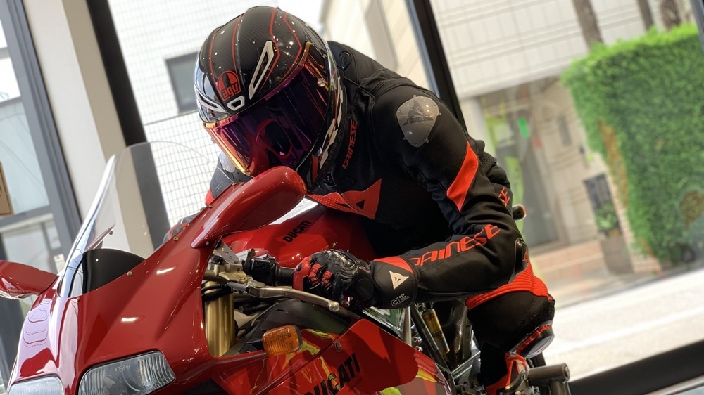 サーキットでの妥協なきフィッティングを追求｜最新レーシングスーツ